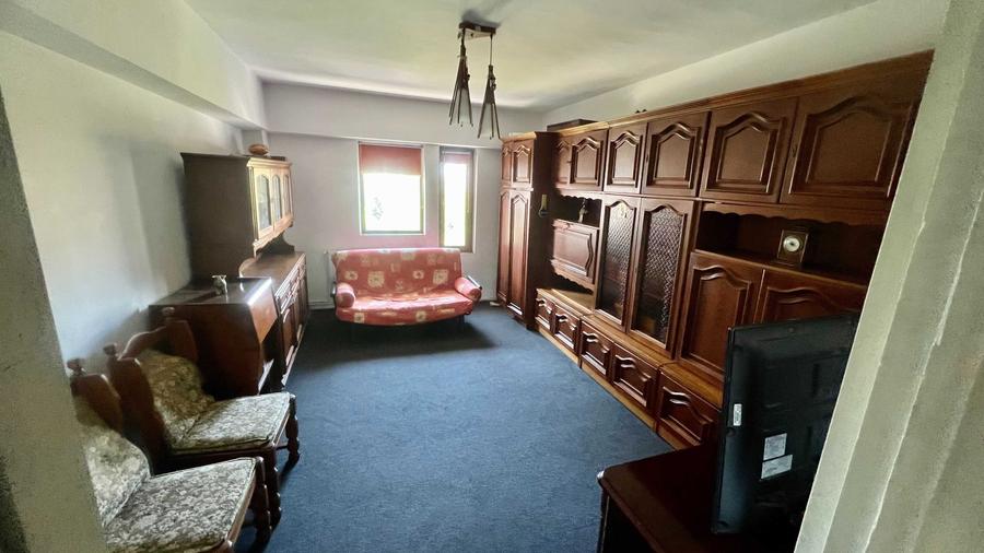 Apartament cu 3 camere decomandat în Capitol