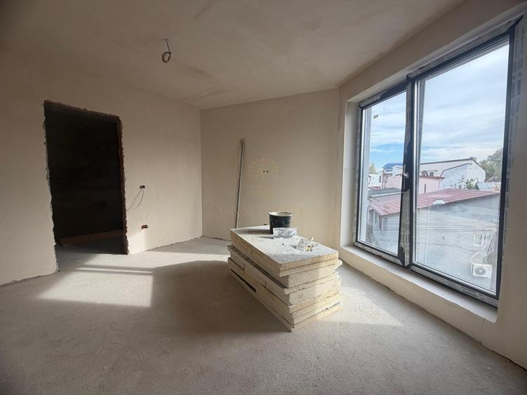 Apartament cu 3 camere semidecomandat, mobilat în Tineretului
