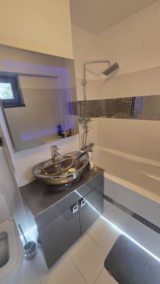 Apartament cu 4 camere semidecomandat în Crângași