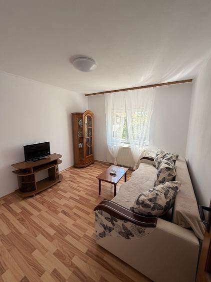 Apartament cu 3 camere semidecomandat, mobilat în Central