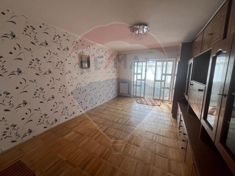 Apartament cu 4 camere decomandat, mobilat în Gară
