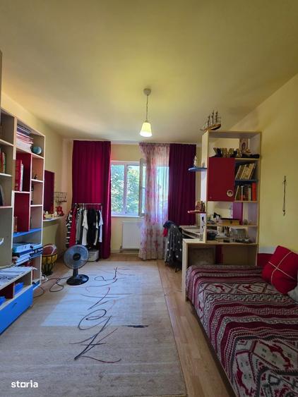 Apartament cu 4 camere semidecomandat în Tătărași