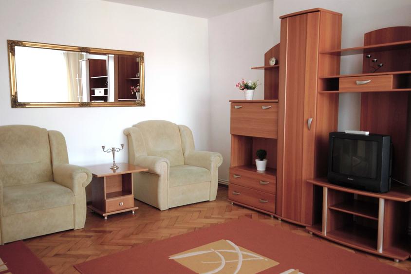 Apartament cu 3 camere decomandat în Central
