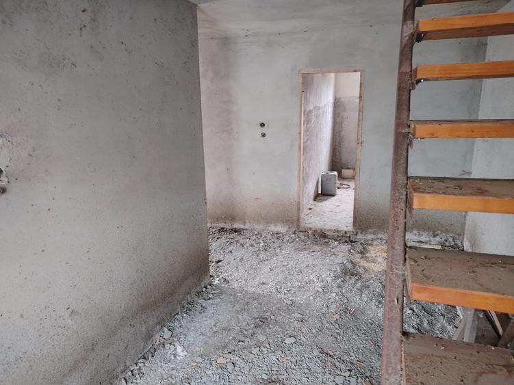 Casă individuală cu 5 camere cu Teren 4183 Mp în Secăria