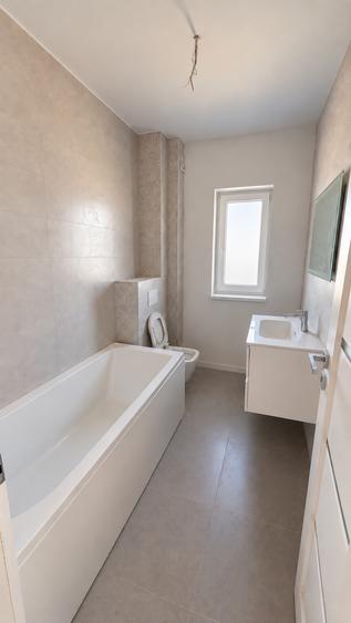 Apartament cu 3 camere semidecomandat în Turnișor