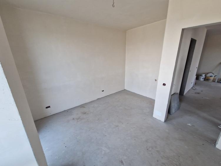 Apartament cu 3 camere semidecomandat în Florești