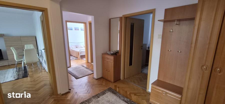 Apartament cu 3 camere decomandat în Girocului