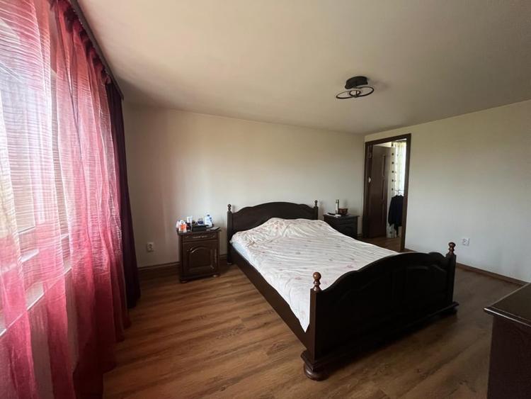 Casă individuală cu 8 camere cu Teren 2354 Mp în Malu Mare