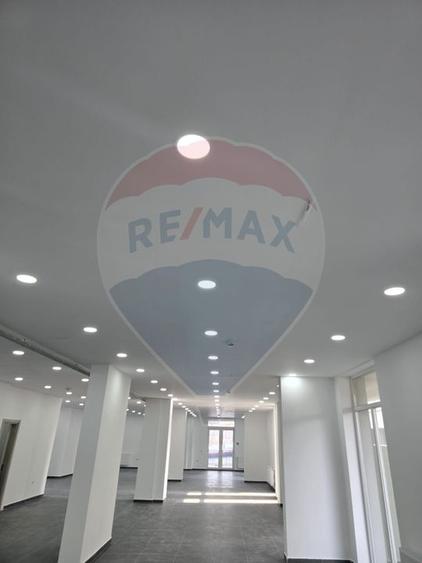Spațiu comercial, de 400 mp, în Vitan