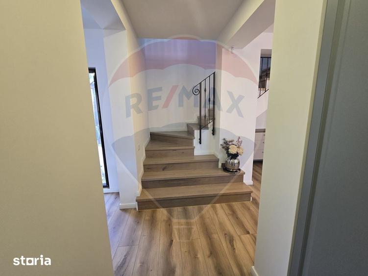 Casă cu 5 camere cu Teren 300 Mp în Ferme