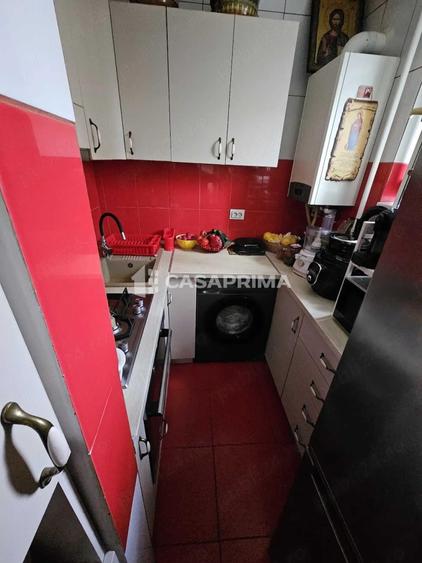 Apartament cu 3 camere semidecomandat în Podu Roș