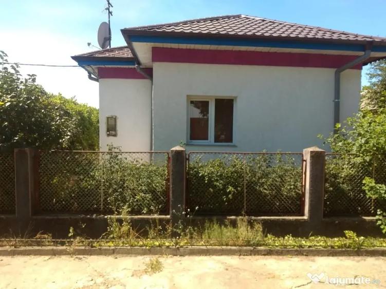 Casă cu 4 camere cu Teren 1000 Mp în Vărăști
