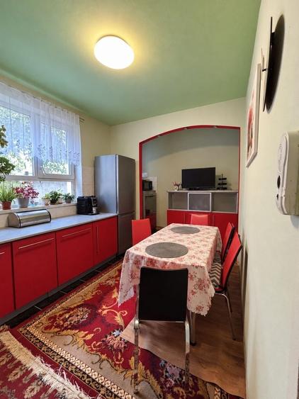 Casă individuală cu 7 camere cu Canalizare în Central