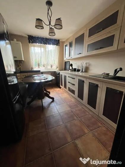 Apartament cu 3 camere semidecomandat în Dărmănești