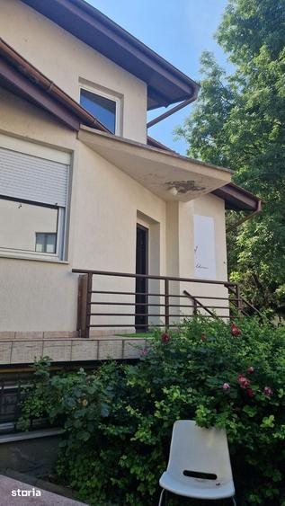 Casă cu 10 camere cu Teren 402 Mp în Tei