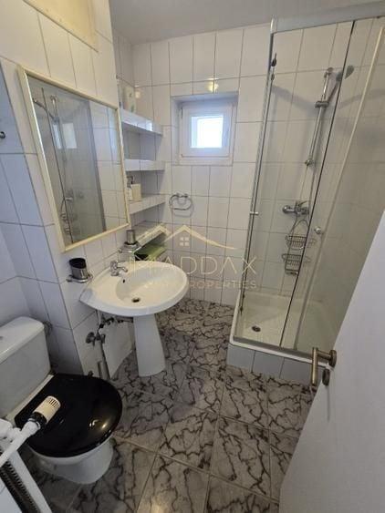 Apartament cu 2 camere semidecomandat, mobilat în P-ța Victoriei