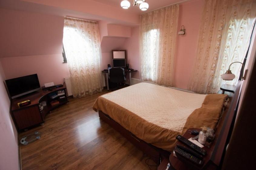 Casă individuală cu 4 camere cu Piscina în Bucov
