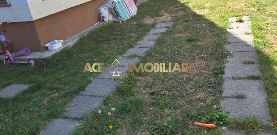Casă individuală cu 3 camere cu Canalizare în Est