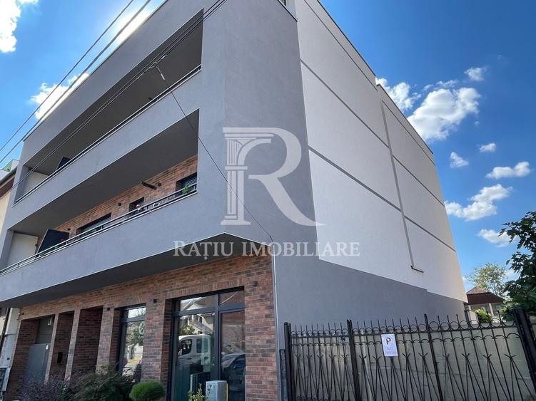 Apartament cu 3 camere semidecomandat, mobilat în Central