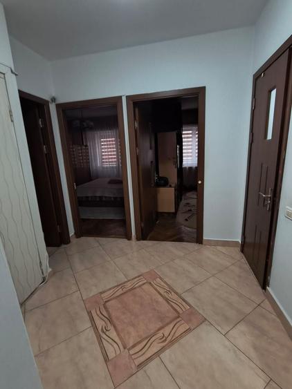 Apartament cu 3 camere decomandat în Delfinariu