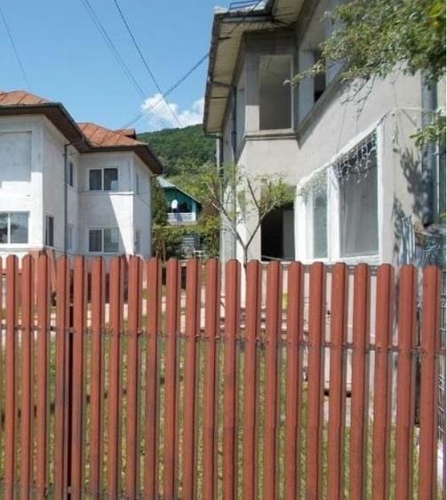 Casă individuală cu 3 camere cu Canalizare în Olteni