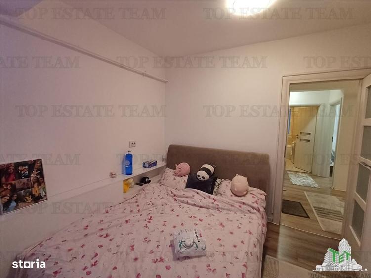 Apartament cu 3 camere semidecomandat în Roșu