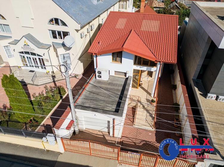 Casă cu 7 camere cu Teren 436 Mp în Central