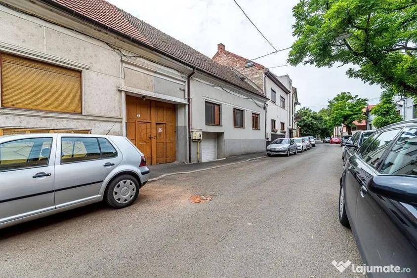 Casă cu 6 camere cu Teren 558 Mp în Central