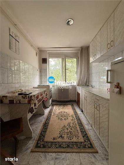 Apartament cu 3 camere semidecomandat în Tătărași