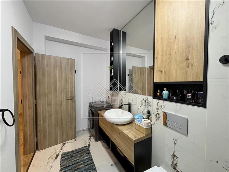 Penthouse cu 5 camere decomandat în Exterior Vest