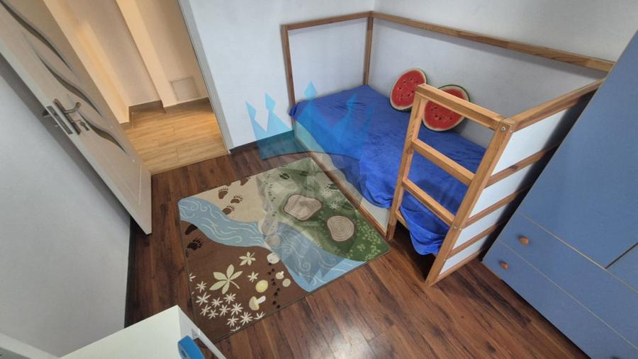 Apartament cu 4 camere semidecomandat în Rahova