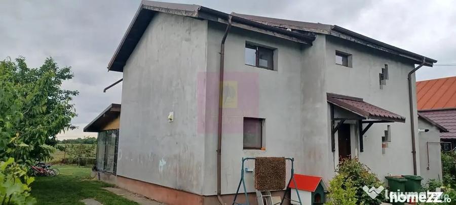Casă cu 4 camere cu Teren 500 Mp în Săbăreni
