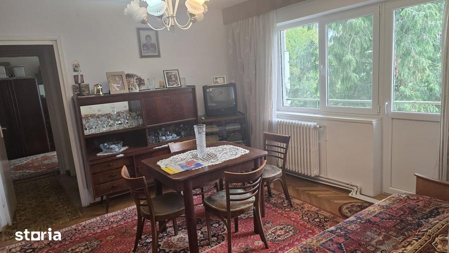 Apartament cu 3 camere semidecomandat în Gojdu
