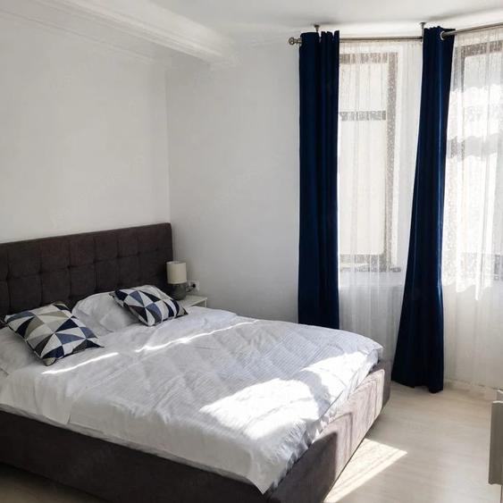 Casă cu 14 camere cu Teren 900 Mp în Central