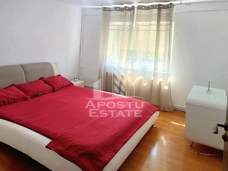 Apartament cu 3 camere semidecomandat, mobilat în Micălaca