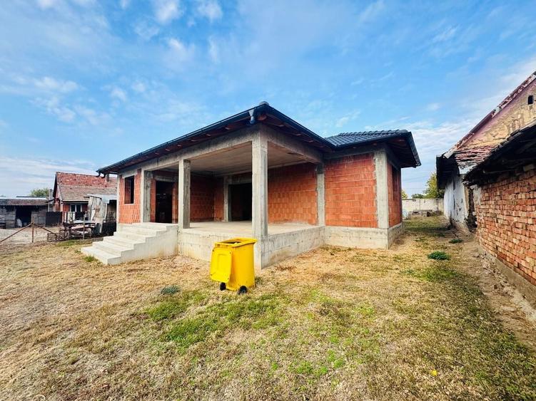 Casă cu 6 camere cu Canalizare în Semlac