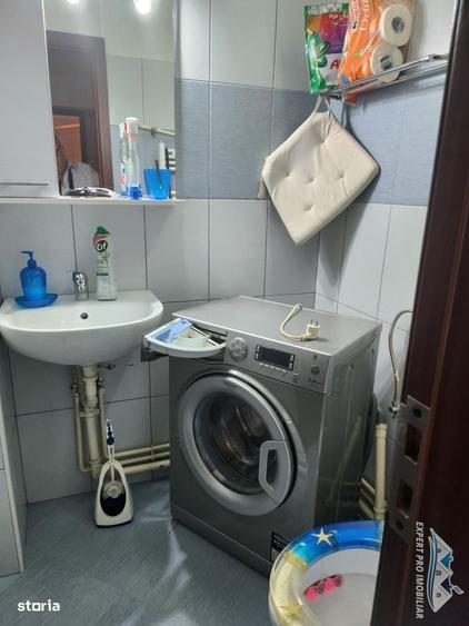 Apartament cu 3 camere decomandat în Drumul Sării