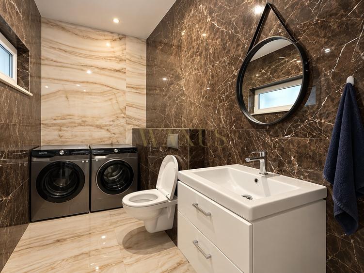 Casă individuală cu 4 camere cu Canalizare în Luna de Sus