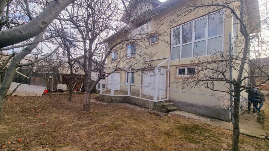 Casă individuală cu 6 camere cu Canalizare în Chiojdu