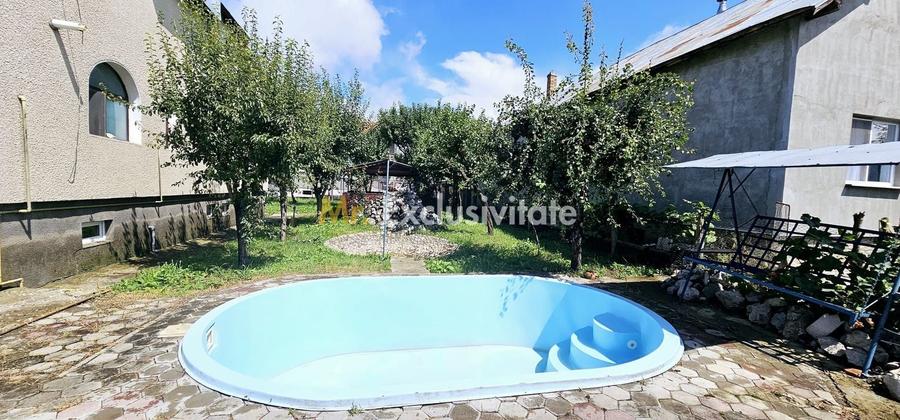 Casă individuală cu 10 camere cu Canalizare în Est