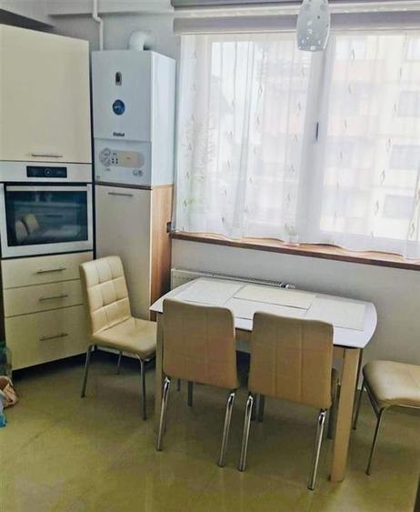 Apartament cu 3 camere decomandat în Tractorul