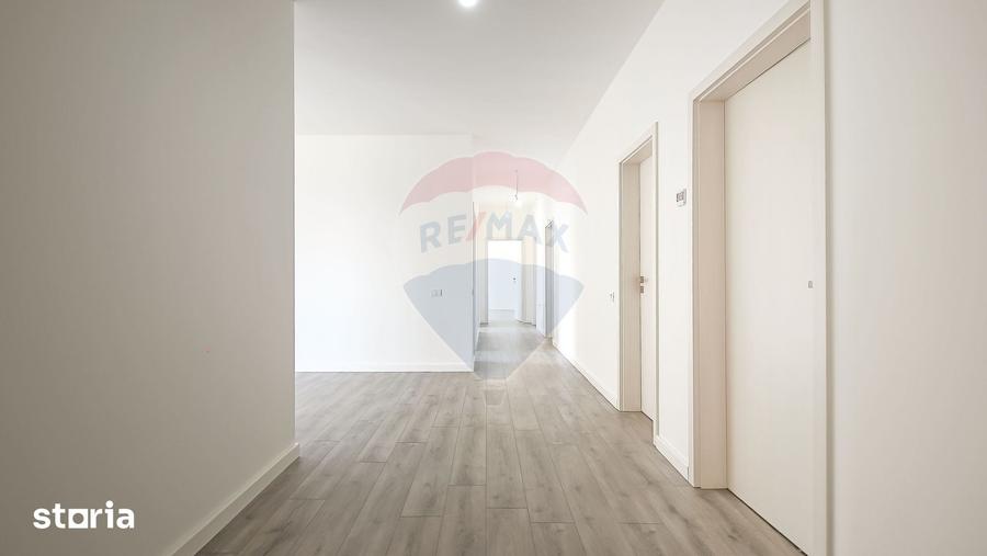 Casă cu 5 camere cu Teren 657 Mp în Florilor