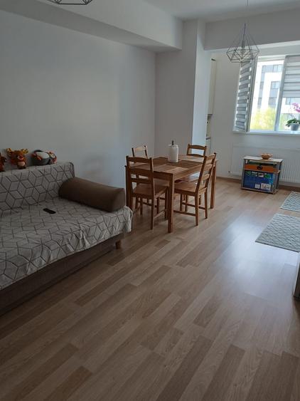 Apartament cu 3 camere decomandat în Roșu
