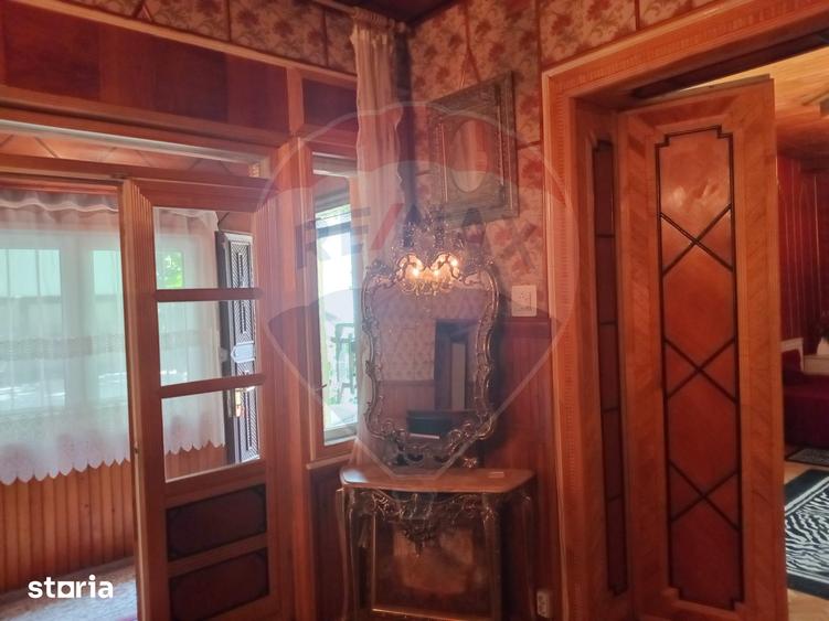 Casă cu 6 camere cu Teren 436 Mp în Romanilor