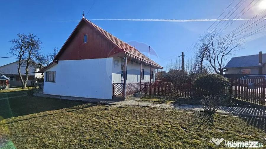 Casă cu 3 camere cu Teren 4900 Mp în Central