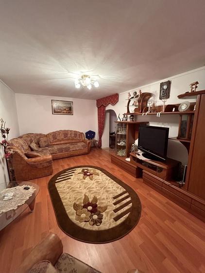 Apartament cu 3 camere decomandat în Ciritei