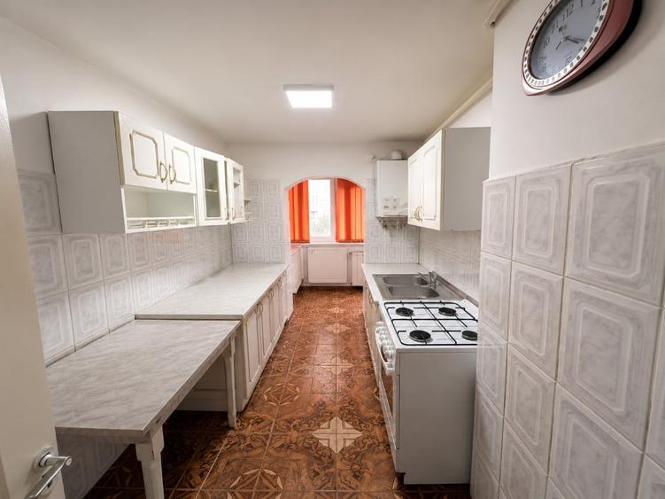 Apartament cu 3 camere decomandat în Astra