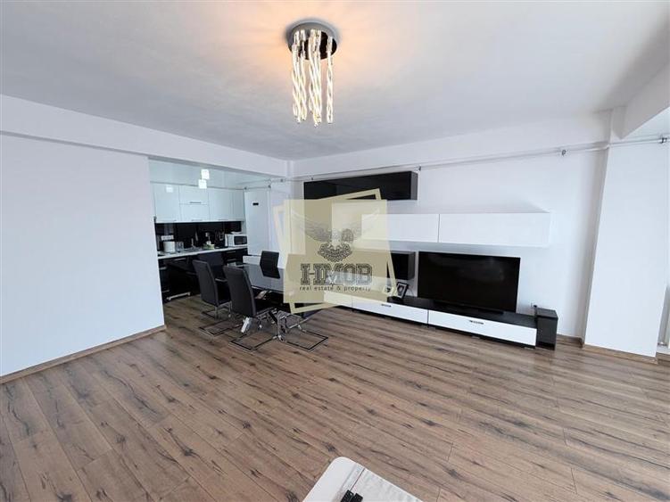 Apartament cu 3 camere decomandat, mobilat în Exterior Est