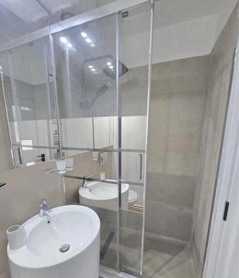 Apartament cu 3 camere semidecomandat, mobilat în Sat Vacanță