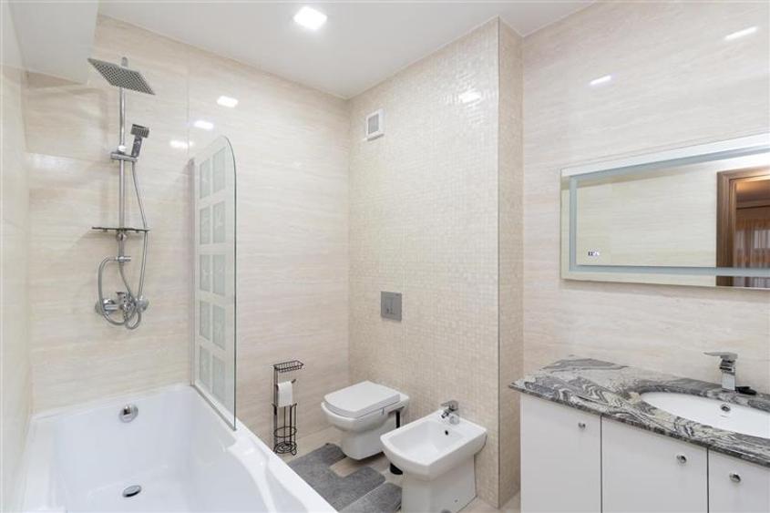 Apartament cu 3 camere decomandat, mobilat în Tractorul